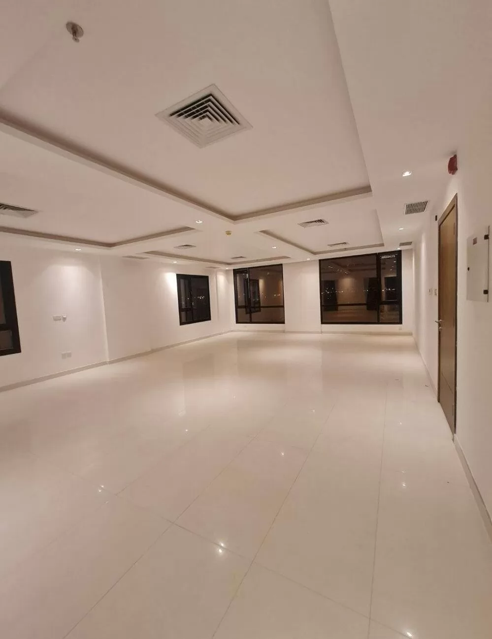Жилой Готовая недвижимость 1 спальня Н/Ф Квартира  в аренду в Кувейт #23064 - 1  image 