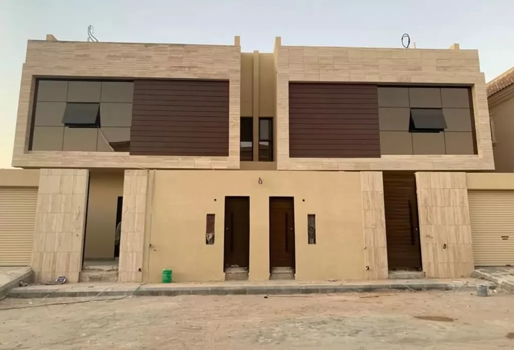 yerleşim Hazır Mülk 6+hizmetçi Yatak Odası U/F Site İçinde Villa  satılık içinde Riyad #23121 - 1  image 