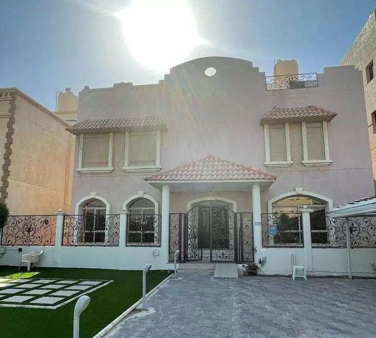 Жилой Готовая недвижимость 4 спальни Н/Ф Отдельная вилла  в аренду в Кувейт #23322 - 1  image 
