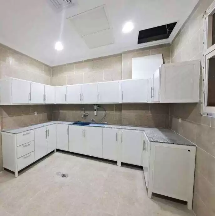 Wohn Klaar eigendom 5 Schlafzimmer U/F Wohnung  zu vermieten in Kuwait #23380 - 1  image 