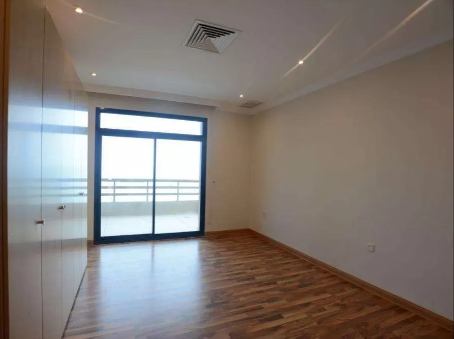 Жилой Готовая недвижимость 3+комнаты для горничных Н/Ф Квартира  в аренду в Кувейт #23428 - 1  image 