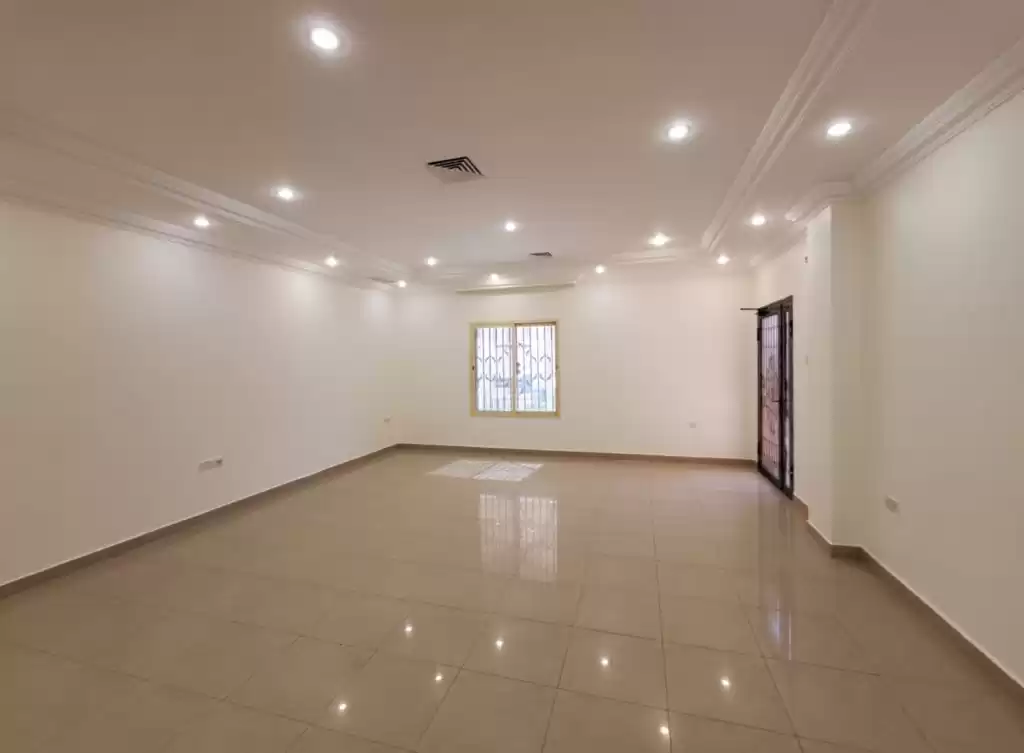 Wohn Klaar eigendom 4 Schlafzimmer U/F Wohnung  zu vermieten in Kuwait #23503 - 1  image 