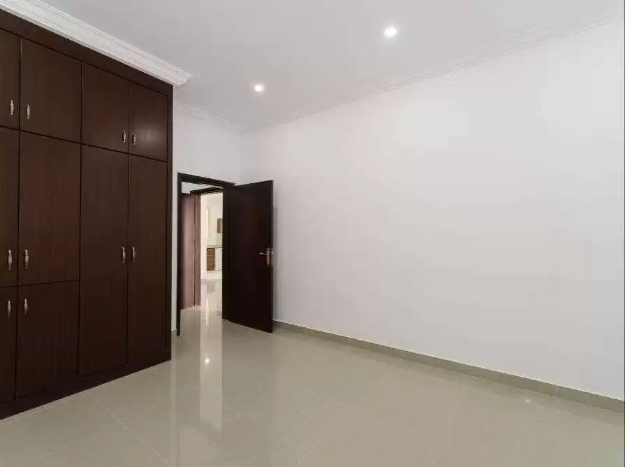 Residential Ready Property 2 Bedrooms U/F Apartment  for rent in Kuwait #23504 - 1  image 