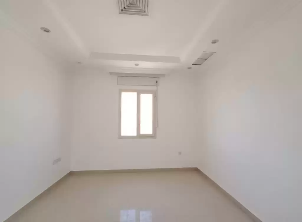 سكني عقار جاهز 3 غرف  غير مفروش شقة  للإيجار في الكويت #23535 - 1  صورة 