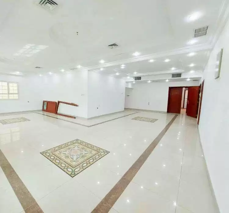 سكني عقار جاهز 5 غرف  غير مفروش شقة  للإيجار في الكويت #23542 - 1  صورة 