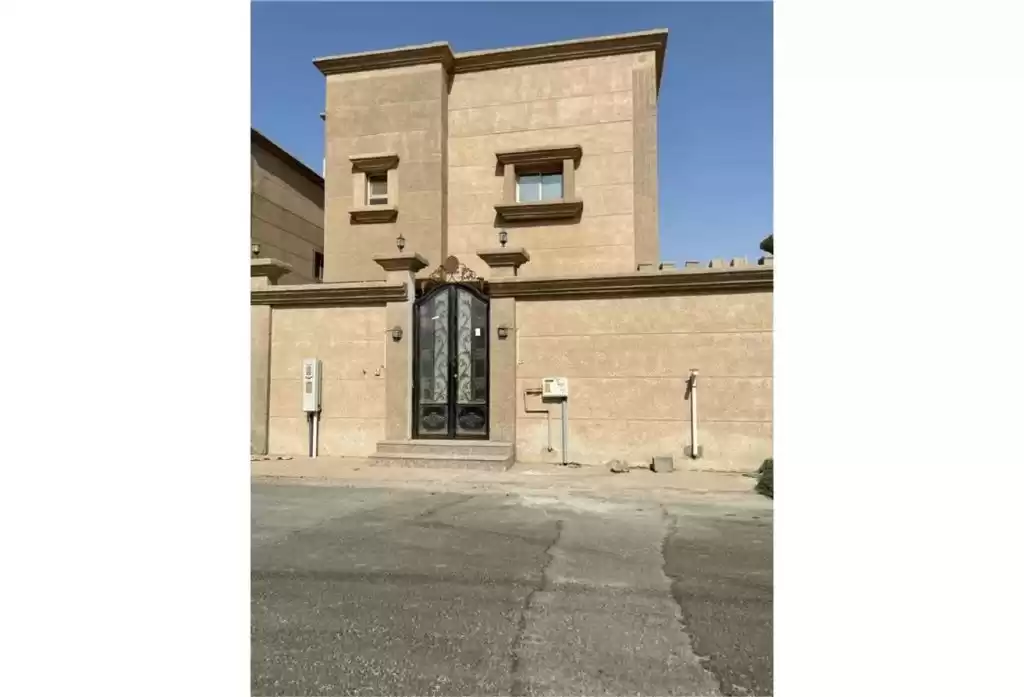 Wohn Klaar eigendom 4 + Zimmermädchen U/F Alleinstehende Villa  zu vermieten in Riad #23559 - 1  image 