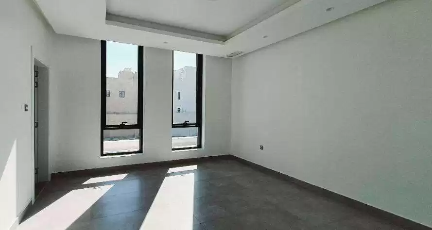 Wohn Klaar eigendom 4 Schlafzimmer U/F Wohnung  zu vermieten in Kuwait #23566 - 1  image 