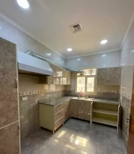 Residential Ready Property 3 Bedrooms U/F Apartment  for rent in Kuwait #23567 - 1  image 