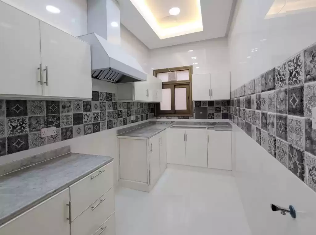 Residential Ready Property 3 Bedrooms U/F Apartment  for rent in Kuwait #23613 - 1  image 