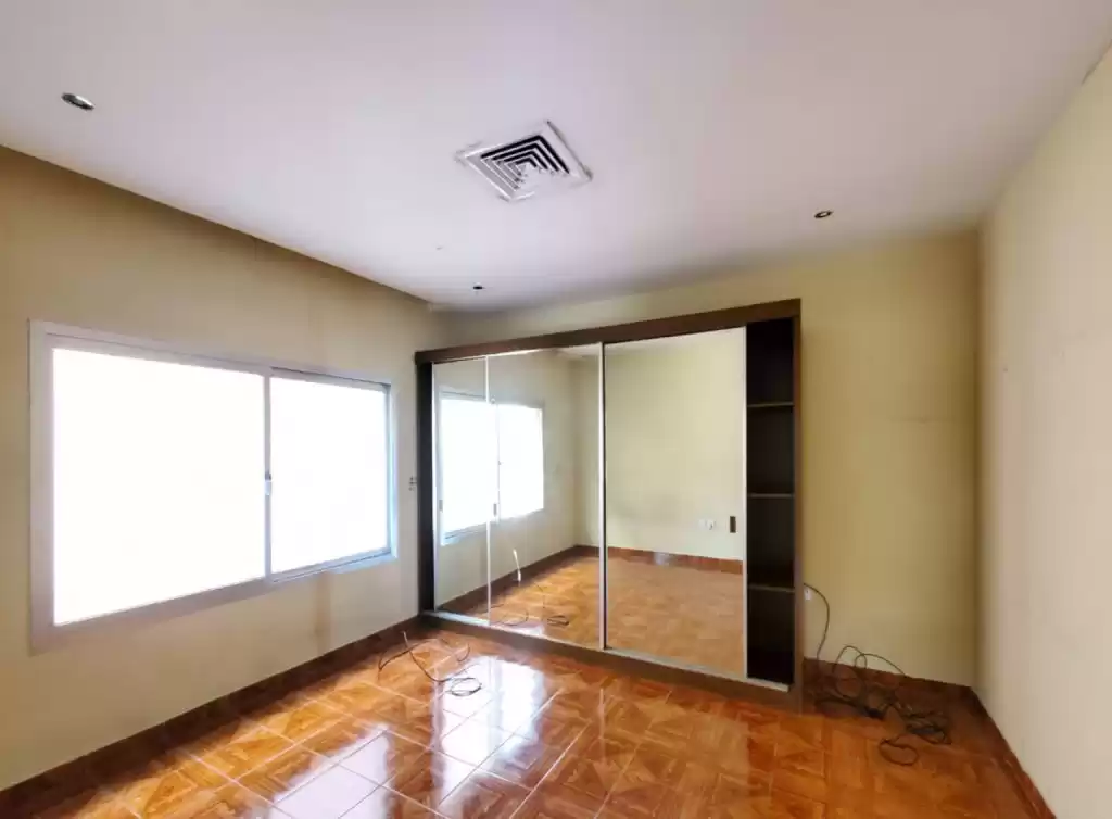Residential Ready Property 3 Bedrooms U/F Apartment  for rent in Kuwait #23626 - 1  image 