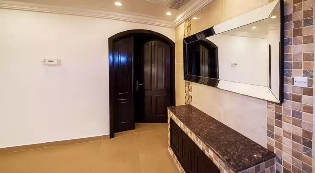 Wohn Klaar eigendom 4 Schlafzimmer U/F Wohnung  zu vermieten in Kuwait #23645 - 1  image 
