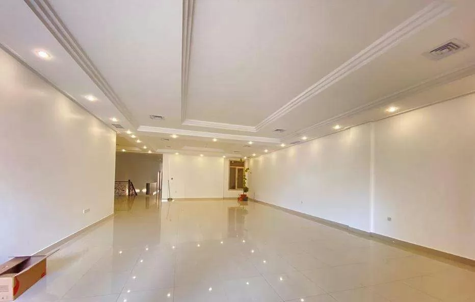 Wohn Klaar eigendom 4 Schlafzimmer U/F Wohnung  zu vermieten in Kuwait #23683 - 1  image 
