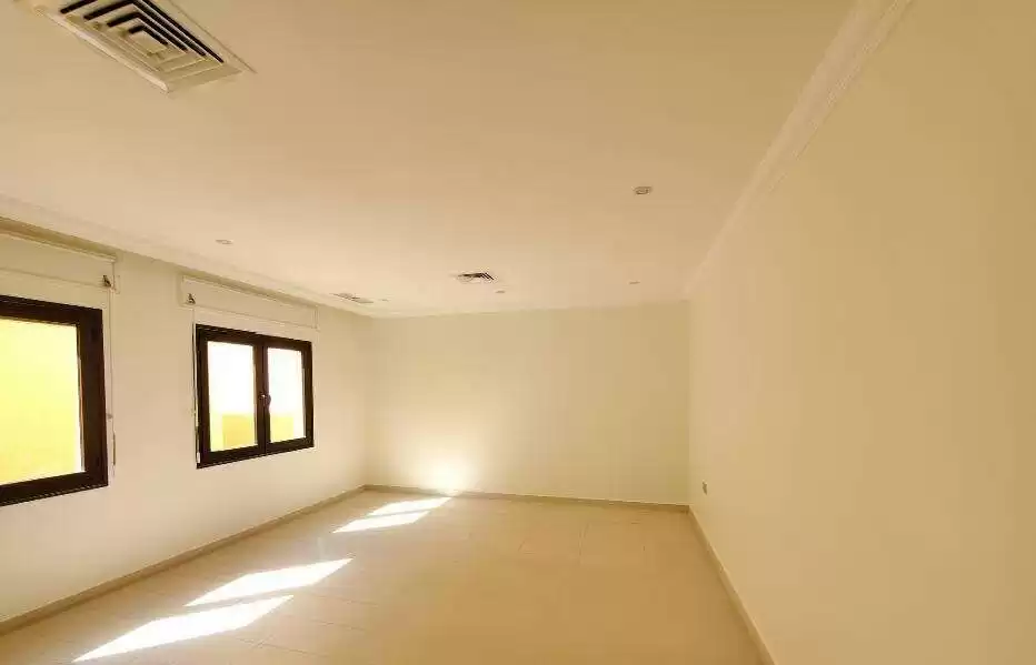 سكني عقار جاهز 3 غرف  غير مفروش شقة  للإيجار في الكويت #23685 - 1  صورة 