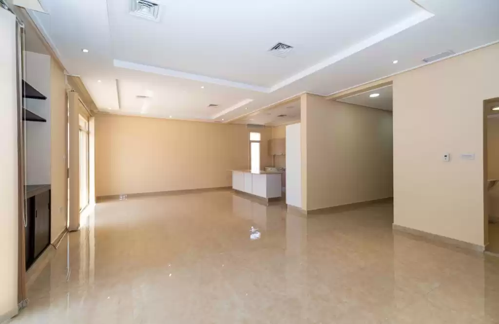 سكني عقار جاهز 4 غرف  غير مفروش شقة  للإيجار في الكويت #23742 - 1  صورة 