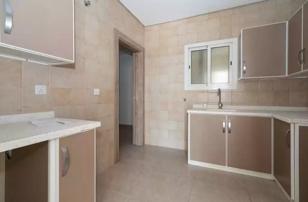 Residential Ready Property 3 Bedrooms U/F Apartment  for rent in Kuwait #23777 - 1  image 