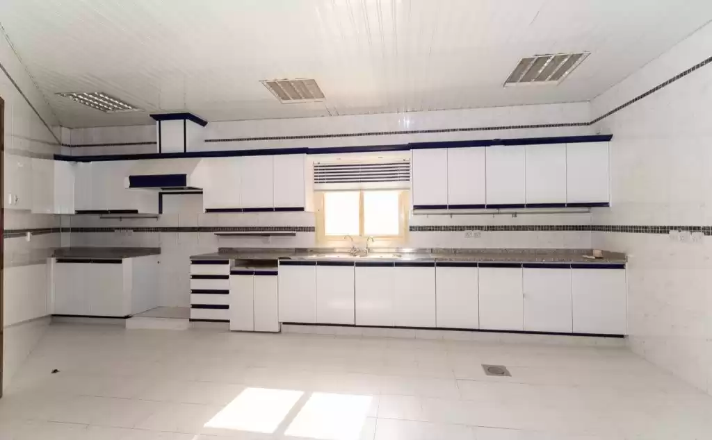 Residential Ready Property 4 Bedrooms U/F Apartment  for rent in Kuwait #23876 - 1  image 