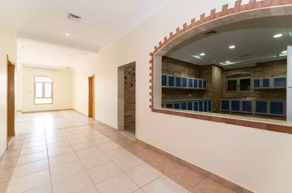Жилой Готовая недвижимость 5 спален Н/Ф Квартира  в аренду в Кувейт #23882 - 1  image 