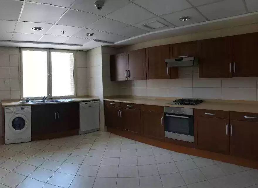 Residencial Listo Propiedad 3 + habitaciones de servicio S / F Apartamento  alquiler en Kuwait #23979 - 1  image 