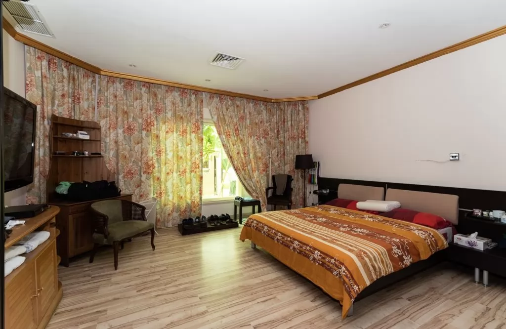 Wohn Klaar eigendom 5 Schlafzimmer F/F Alleinstehende Villa  zu vermieten in Kuwait #24018 - 1  image 