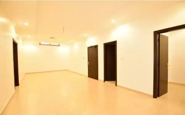 Wohn Klaar eigendom 3 + Magd Schlafzimmer U/F Wohnung  zu vermieten in Kuwait #24236 - 1  image 