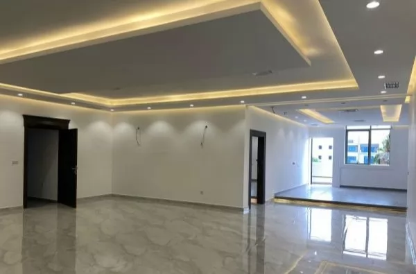 Жилой Готовая недвижимость 4+комнаты для горничных Н/Ф Квартира  в аренду в Кувейт #24244 - 1  image 