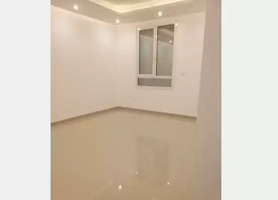 Wohn Klaar eigendom 3 + Magd Schlafzimmer U/F Wohnung  zu vermieten in Kuwait #24250 - 1  image 