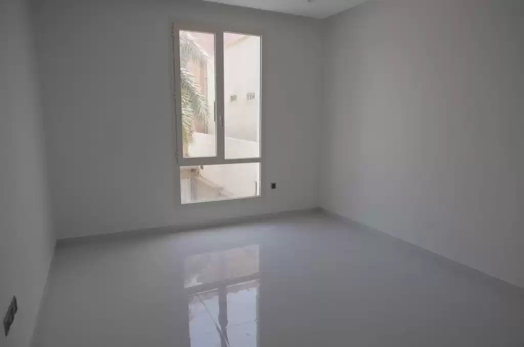 Wohn Klaar eigendom 4 Schlafzimmer U/F Wohnung  zu vermieten in Kuwait #24318 - 1  image 