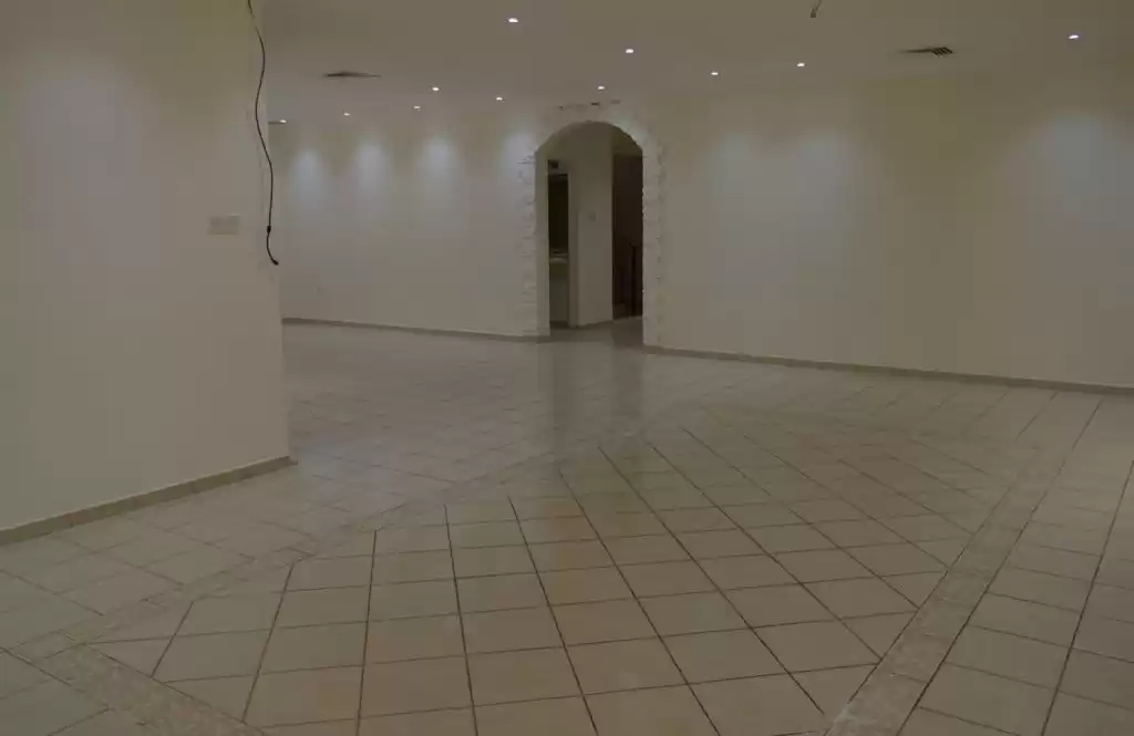 Résidentiel Propriété prête 6 chambres U / f Villa autonome  a louer au Koweit #24350 - 1  image 
