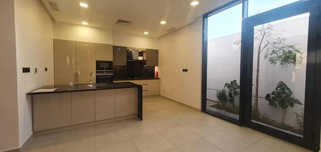 Résidentiel Propriété prête 3 chambres U / f Villa autonome  a louer au Koweit #24419 - 1  image 