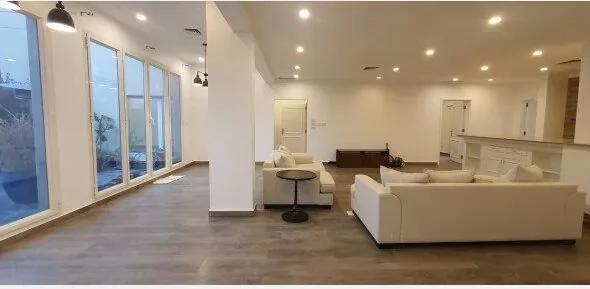 Жилой Готовая недвижимость 6+комнат для горничных Н/Ф Отдельная вилла  в аренду в Кувейт #24476 - 1  image 