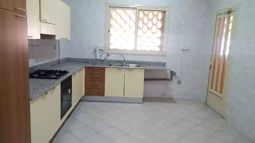 Residential Ready Property 3 Bedrooms U/F Apartment  for rent in Kuwait #24541 - 1  image 