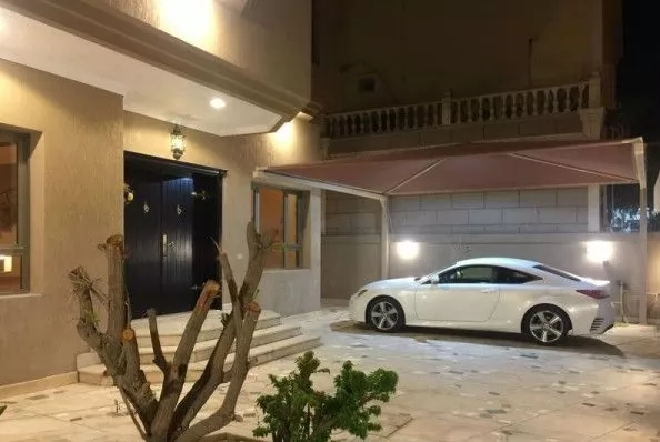 مسکونی املاک آماده 5+ اتاق خواب خدمتکار U/F ویلای مستقل  برای اجاره که در کویت #24722 - 1  image 