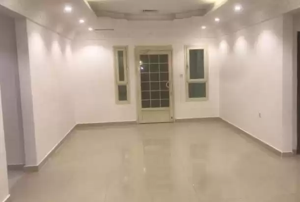سكني عقار جاهز 3 غرف  غير مفروش شقة  للإيجار في الكويت #24871 - 1  صورة 