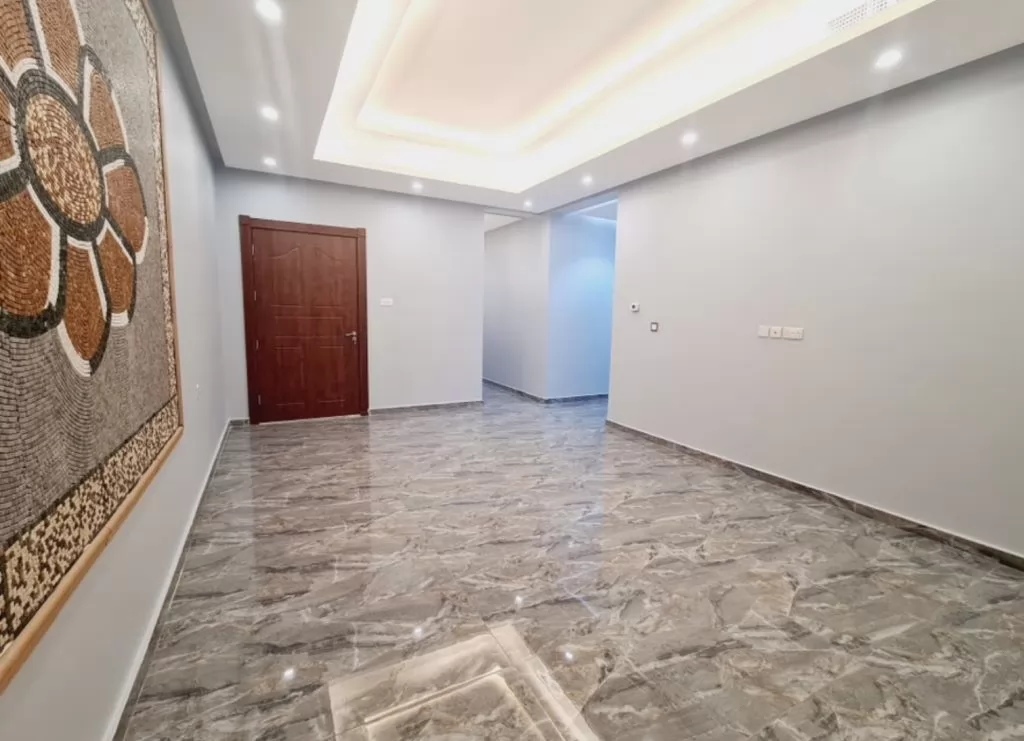سكني عقار جاهز 3 غرف  غير مفروش شقة  للإيجار في الكويت #24881 - 1  صورة 