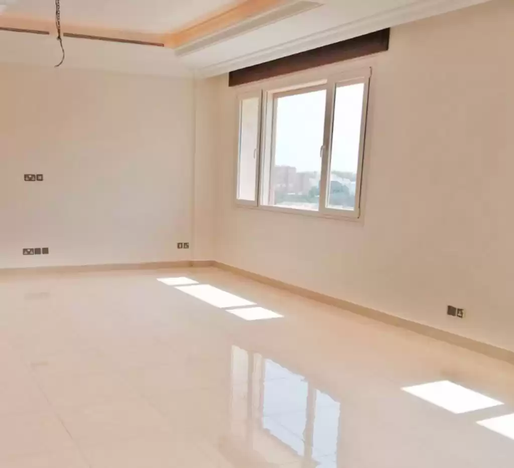 Wohn Klaar eigendom 4 Schlafzimmer U/F Wohnung  zu vermieten in Kuwait #24882 - 1  image 