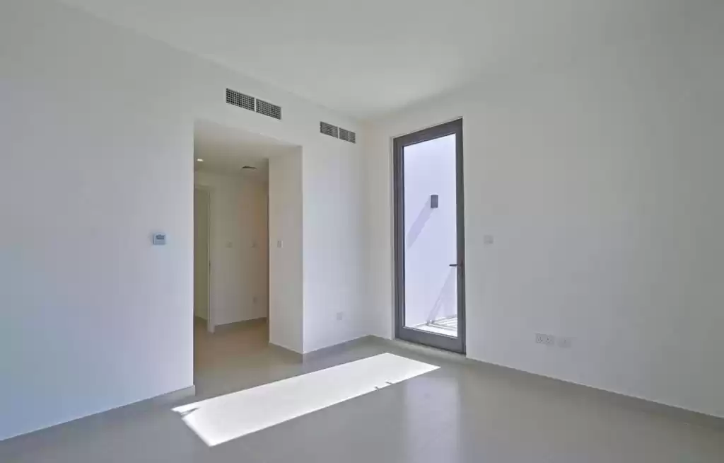 yerleşim Hazır Mülk 5+hizmetçi Yatak Odası U/F Müstakil Villa  satılık içinde Dubai #24898 - 1  image 