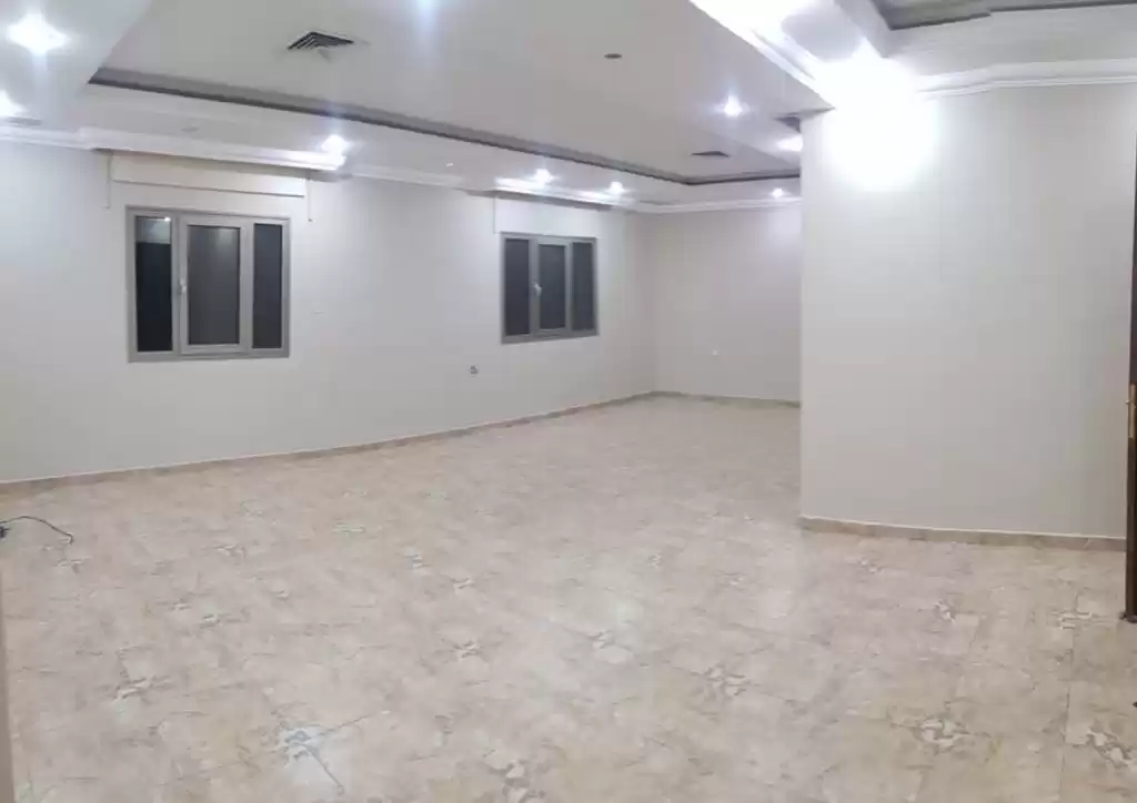 سكني عقار جاهز 4 غرف  غير مفروش شقة  للإيجار في الكويت #25017 - 1  صورة 