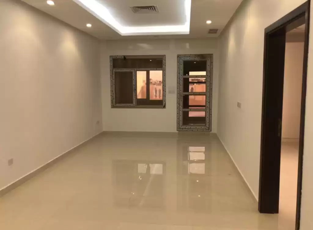 سكني عقار جاهز 3 غرف  غير مفروش شقة  للإيجار في الكويت #25052 - 1  صورة 