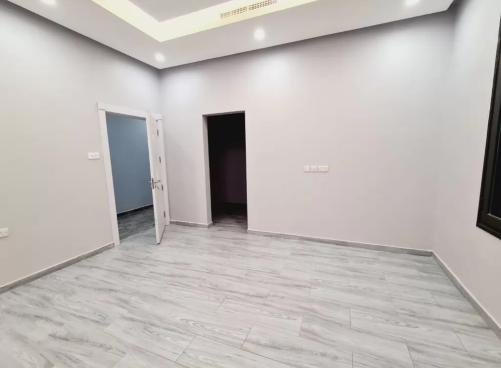 Residential Ready Property 5 Bedrooms U/F Duplex  for rent in Kuwait #25091 - 1  image 