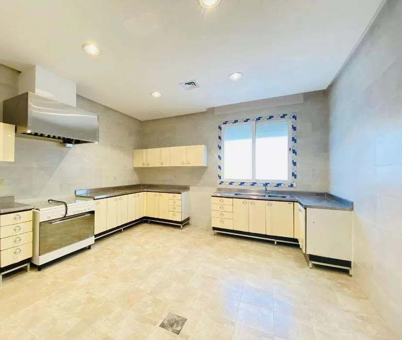 Жилой Готовая недвижимость 4+комнаты для горничных Н/Ф Квартира  в аренду в Кувейт #25102 - 1  image 