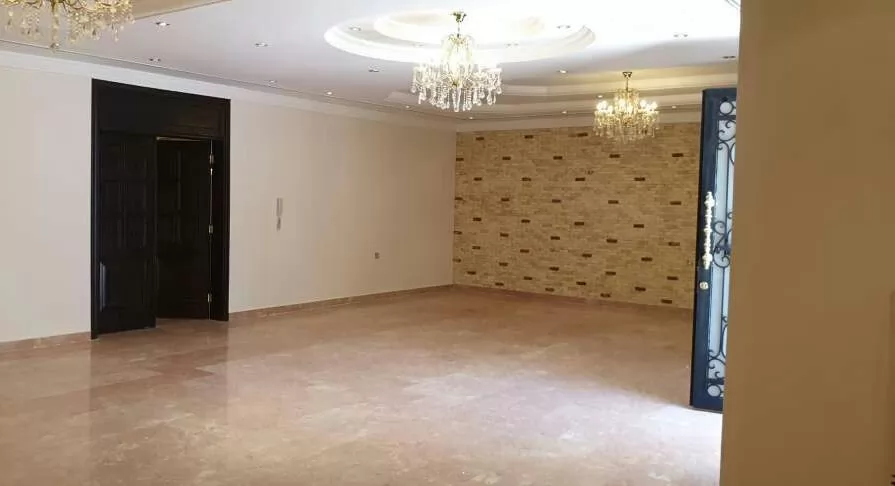 سكني عقار جاهز 7+ غرف  غير مفروش شقة  للإيجار في الكويت #25147 - 1  صورة 