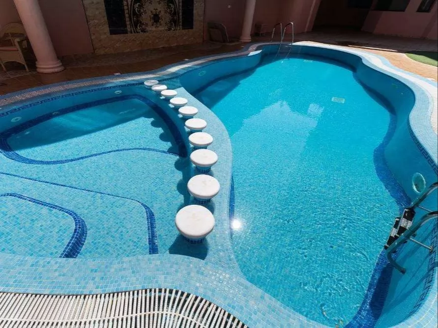 Жилой Готовая недвижимость 2 спальни Н/Ф Квартира  в аренду в Кувейт #25176 - 1  image 