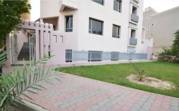 Residential Ready Property 3 Bedrooms U/F Apartment  for rent in Kuwait #25241 - 1  image 