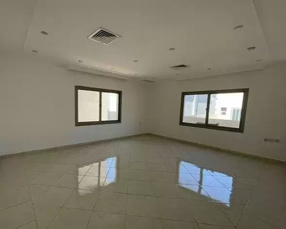 سكني عقار جاهز 2 غرف  غير مفروش شقة  للإيجار في الكويت #25255 - 1  صورة 