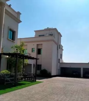 Wohn Klaar eigendom 4 Schlafzimmer U/F Villa in Verbindung  zu vermieten in Al-Manama #25411 - 1  image 