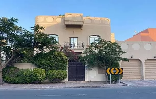 yerleşim Hazır Mülk 6 Yatak Odası F/F Müstakil Villa  satılık içinde Al-Manamah #25598 - 1  image 