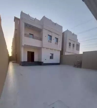 yerleşim Hazır Mülk 6+hizmetçi Yatak Odası U/F Müstakil Villa  satılık içinde Riyad #25712 - 1  image 