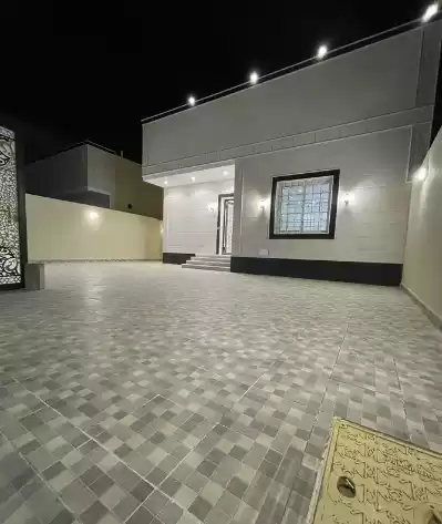 Wohn Klaar eigendom 4 + Zimmermädchen U/F Alleinstehende Villa  zu verkaufen in Riad #25841 - 1  image 