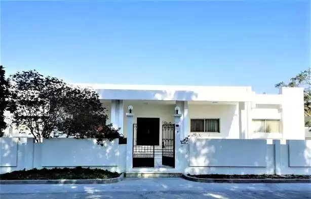 Residencial Listo Propiedad 4 + habitaciones de servicio S / F Villa en Compound  alquiler en Al Manamah #25925 - 1  image 