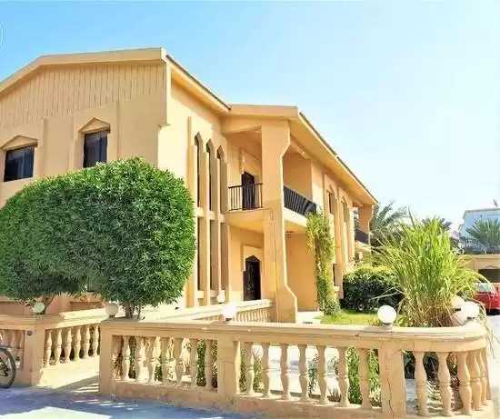 Wohn Klaar eigendom 4 + Zimmermädchen U/F Villa in Verbindung  zu vermieten in Al-Manama #26035 - 1  image 